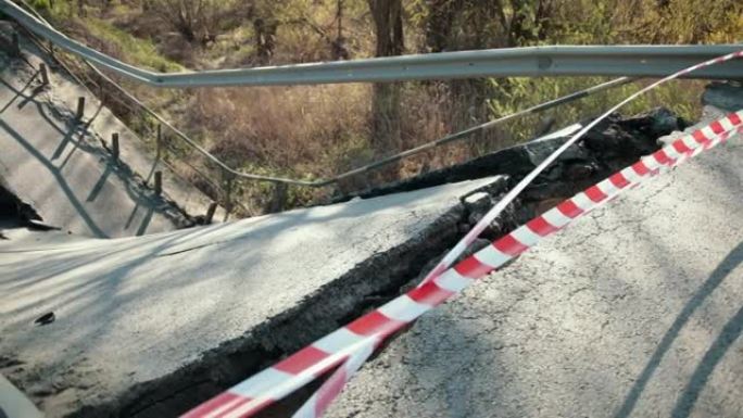 掉落的零件和配件，危险。一座旧桥上损坏的道路。破碎的道路