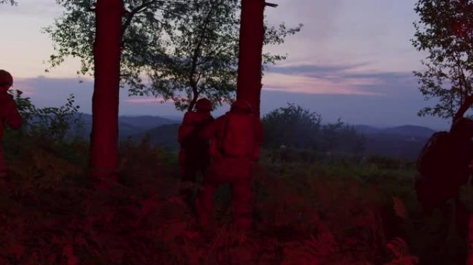 在密林中进行军事行动时，一群士兵使用照明弹来表明自己的位置