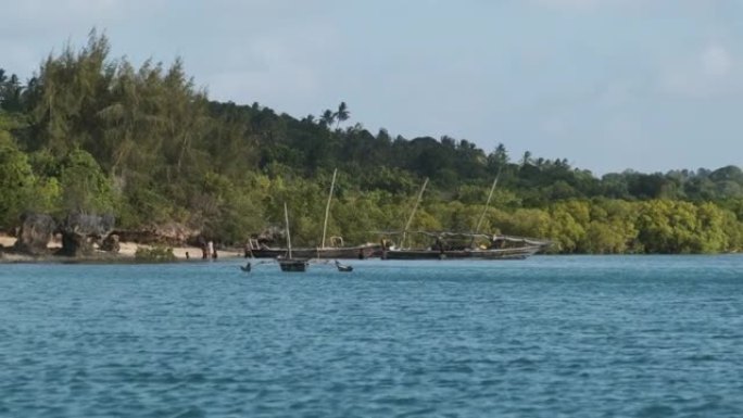 从海洋到停泊在非洲村庄海岸附近的木制渔船