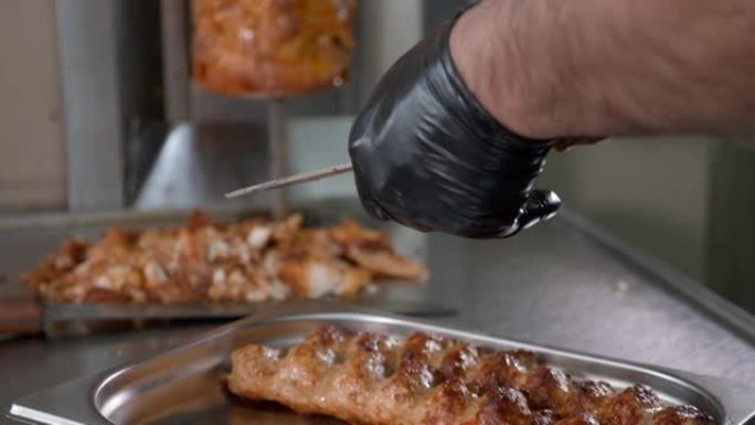 多汁的卢拉烤肉串从串烧中起飞，放在快餐店的托盘上