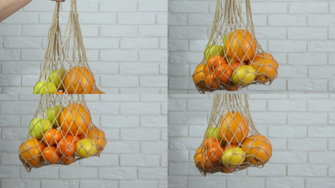 细绳袋中的新鲜柑橘。