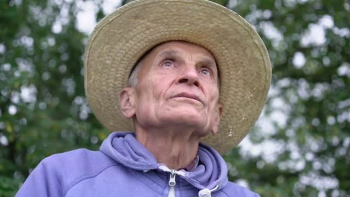 戴着大草帽的老悲伤农民的身份特写视频肖像。