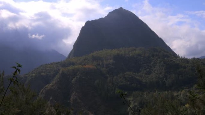 从留尼汪岛的Sentier侦察兵步道看到的马法特里克山脉