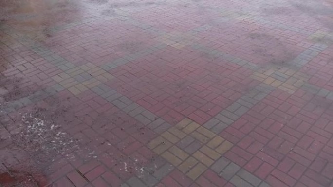 瓷砖路面上倾盆大雨