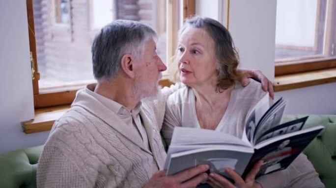 中间的计划是两个漂亮的老人在家里读一本关于他们在激烈交谈的书。尽管有多年的生活，但彼此之间仍保持着不