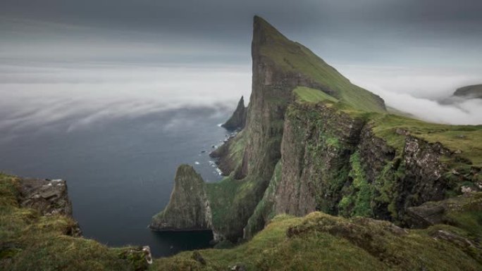 低云和雾在法罗群岛Streymoy的Mylingur悬崖上移动的时间流逝