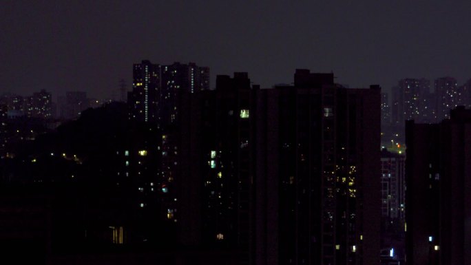 寂静的城市夜晚零星灯光