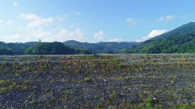鸟瞰图无人机飞越美丽的热带雨林，为大坝提供水视频，用于生活方式剪辑或旅行背景和演示