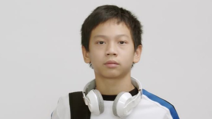 亚洲男孩看着相机。