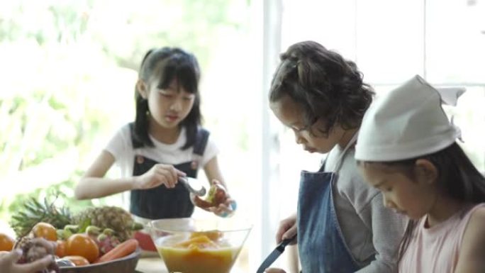 童年的学生和朋友在学校课堂上学习如何在厨房做饭