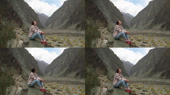 巴基斯坦北部山区背景上的黄色花朵妇女肖像