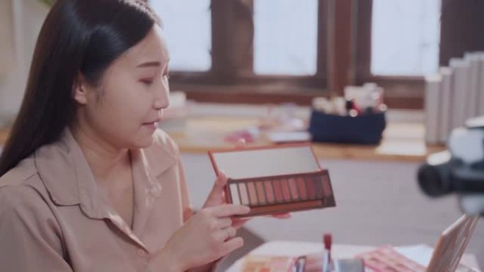 亚洲女性作为博客评论如何使用智能手机上的化妆拍摄