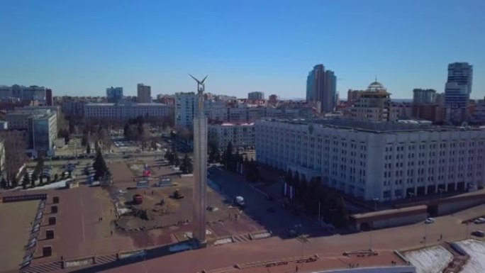 阳光明媚的冬日俄罗斯小镇萨马拉市的鸟瞰图，荣耀广场上的无人机俯视图