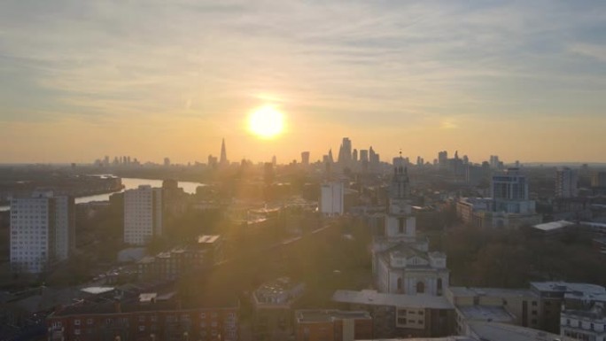 伦敦城市景观鸟景鸟瞰图日落时的城市景观，利物浦街天际线