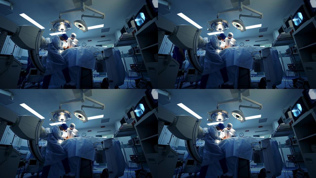 医院的手术室配有机器人技术设备。未来手术室。外科创新，医疗机器人手术与内窥镜检查。