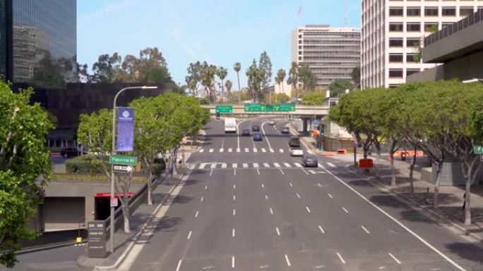 白天在城市内的洛杉矶道路上的交通，从上面拍摄的视频。美国洛杉矶-2021年4月14日