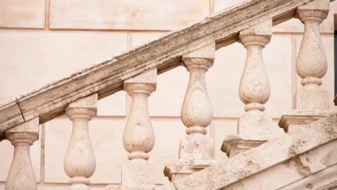 罗马石阶栏杆的柱子形式的特写。仿古风格大理石栏杆