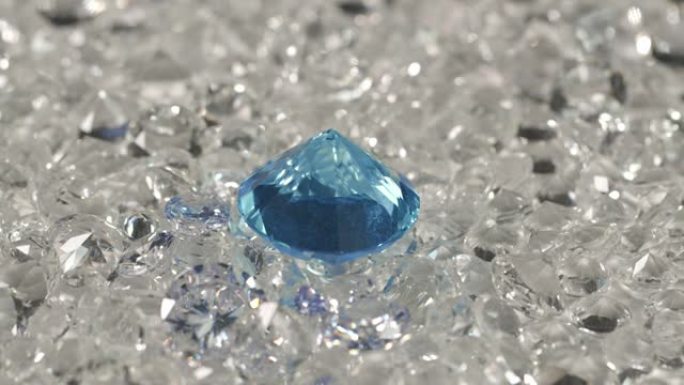放在白色钻石上的蓝色钻石