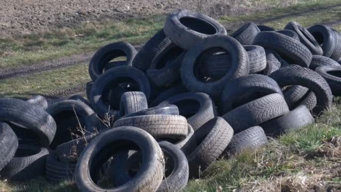 汽车轮胎在波兰西里西亚麦田附近非法草皮