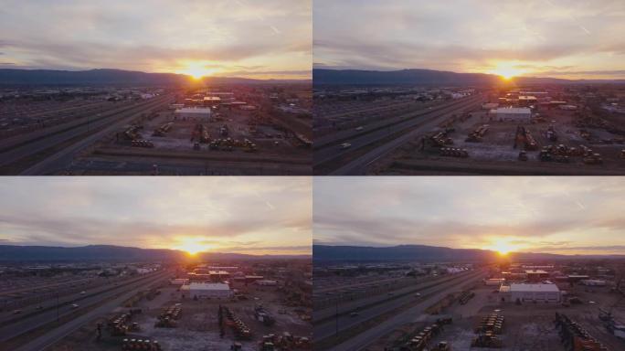 日落时在科罗拉多州大章克申附近的70号州际公路上行驶的车辆的空中拍摄