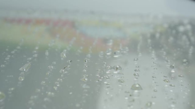 水滴，雨滴，水流过玻璃，有美丽的水滴。