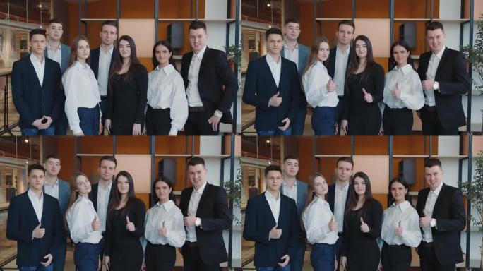 一群在房间里对着镜头微笑的学生的肖像