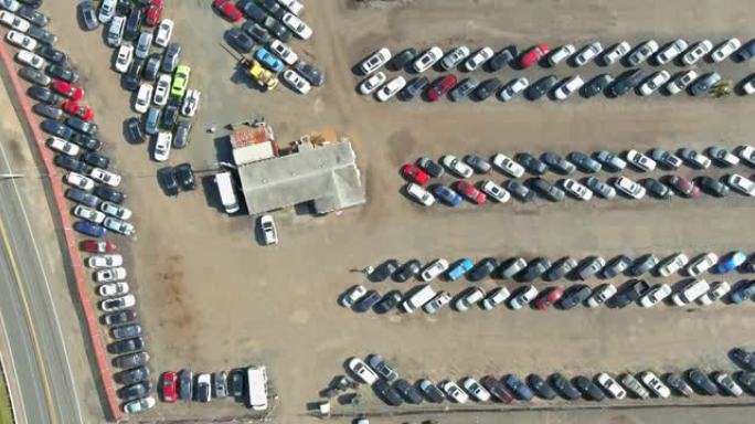 许多停车场拍卖场的全景视图