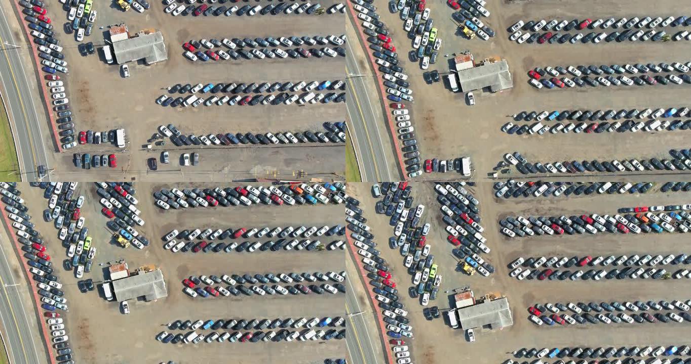 许多停车场拍卖场的全景视图
