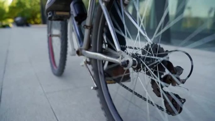 在冠状病毒大流行中，人们意识到骑自行车去上班更好、更聪明