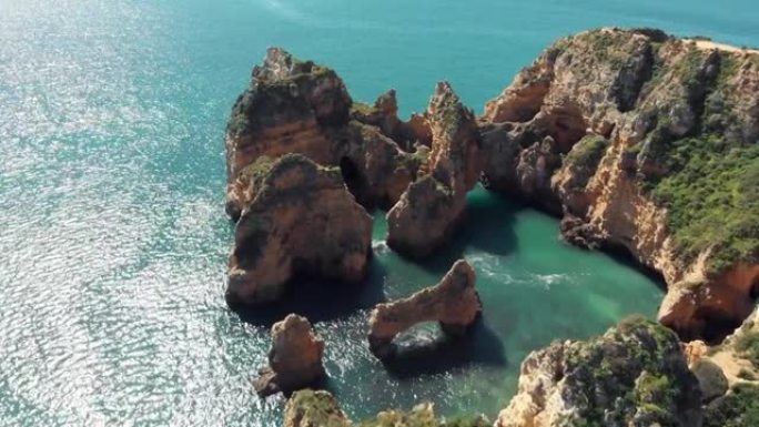 葡萄牙拉各斯阿尔加维蓬塔达皮达德岩石地层围护的俯视图-空中下降飞越射击