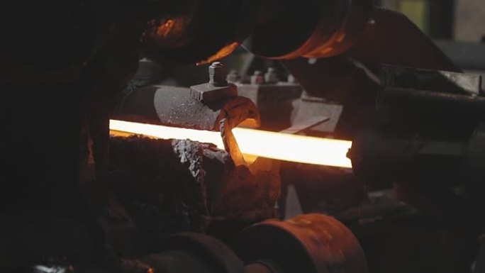 在热金属带上移动，在金属轧制厂生产过程，在生产球生产阶段轧制金属，通过闪闪发光的金属辊轧制