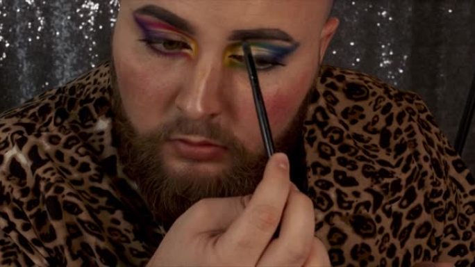 一名男性化妆师将产品涂在眉毛上的4k视频片段