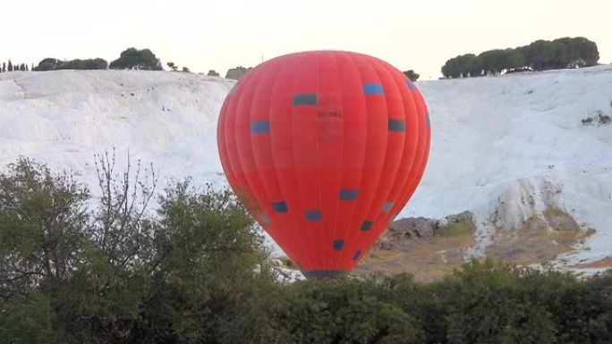 旅游自然世界遗产棉花堡白色Travertines中的热气球