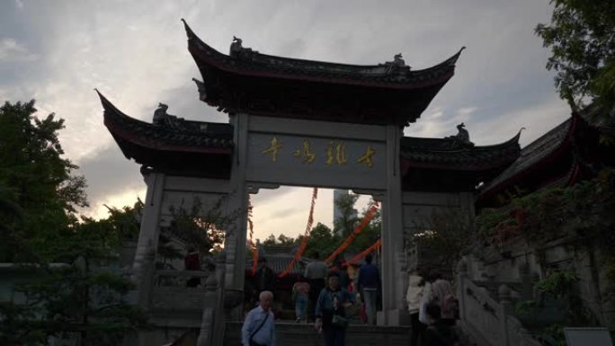 日落时间南京市最高建筑拥挤庙门景观慢动作全景4k中国