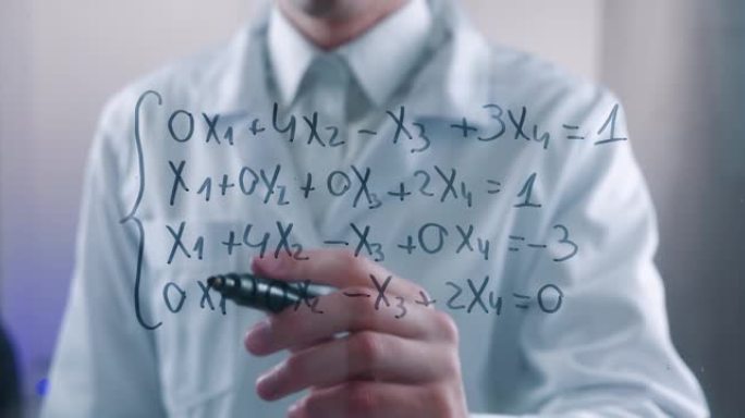 男科学家考虑了在实验室的玻璃板上绘制的方程式的解。数学家解决了这个问题。
