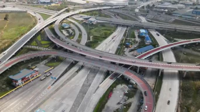 汽车交通高速公路的鸟瞰图。