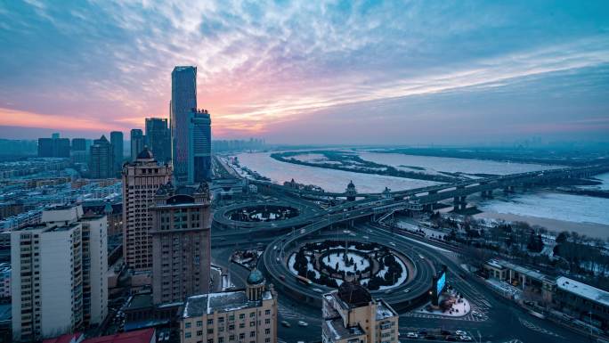中国哈尔滨公路大桥冬季日转夜延时风光