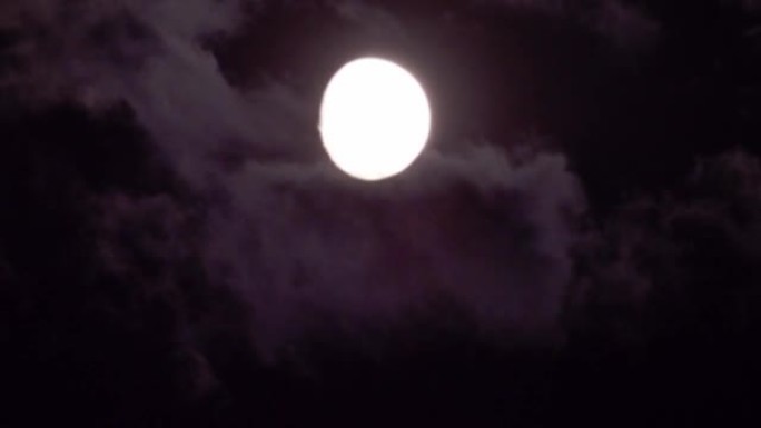 时光流逝，美丽的月亮在云中，在黑色的天空中