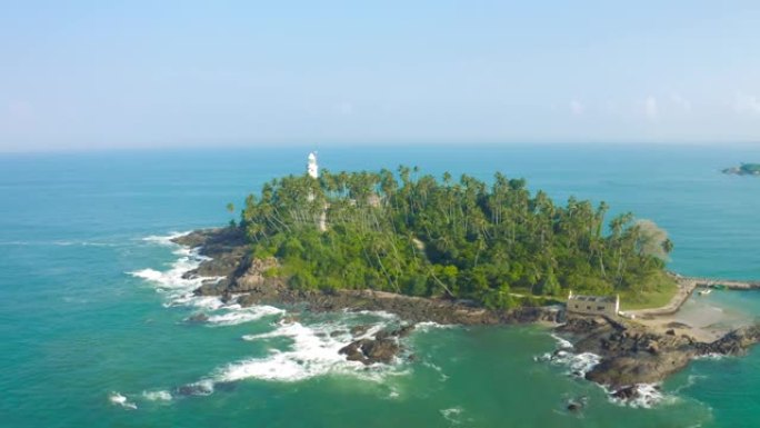 美丽的老白色灯塔在三尖岛。鸟瞰图4K。