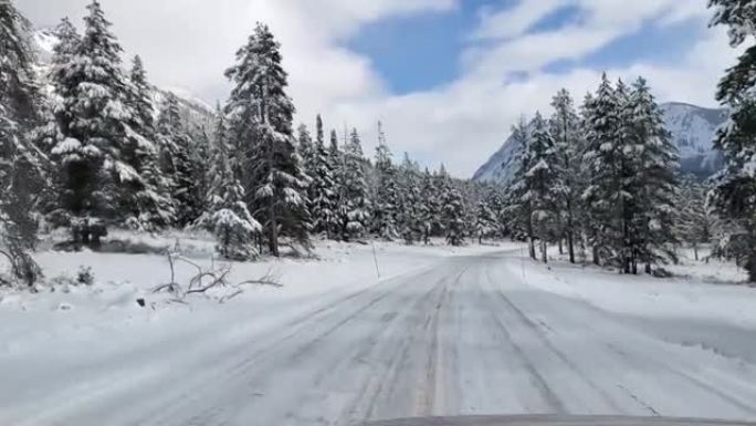 冬季在黄石公园沿着积雪覆盖的高速公路行驶