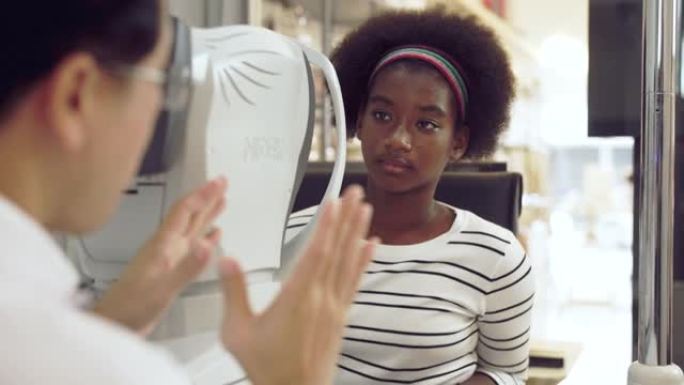 年轻的非洲妇女在验光师诊所检查眼睛。