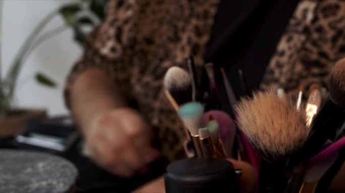 一名男性化妆师拿起化妆刷用毛巾清洁的4k视频片段