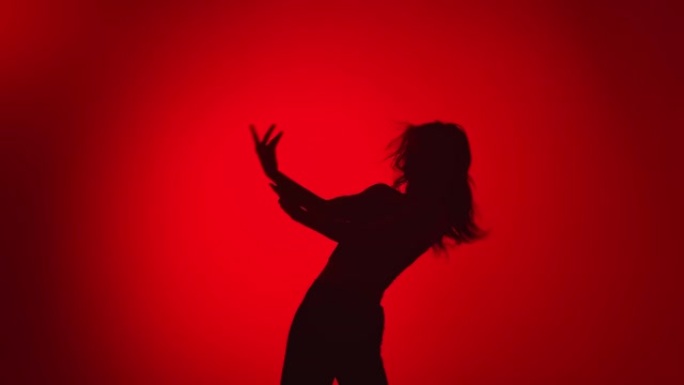 专业女舞者表演脱衣舞慢动作。在红色乌鸦4k电影摄像机上拍摄
