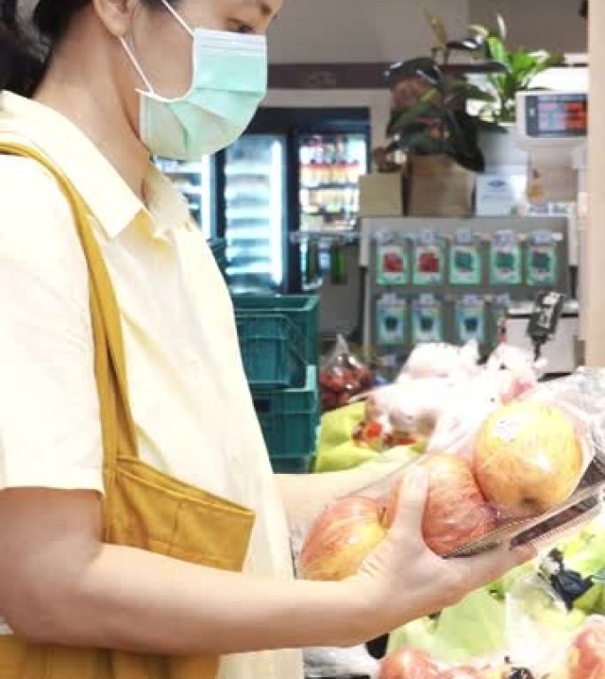亚洲妇女使用可重复使用的袋子购物杂货店
