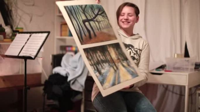 男生女生展示了一幅用油漆画的画。她很尴尬，微笑着。