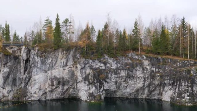 俄罗斯的地标。秋季的鲁斯卡拉山公园。大理石峡谷