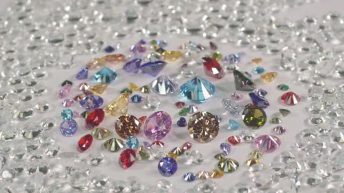 各种大小的钻石被放在一起成一个圆圈。