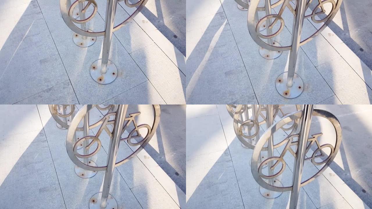 慢动作摄像机，现代新型空街金属自行车停车架，圆形自行车标志，4k视频