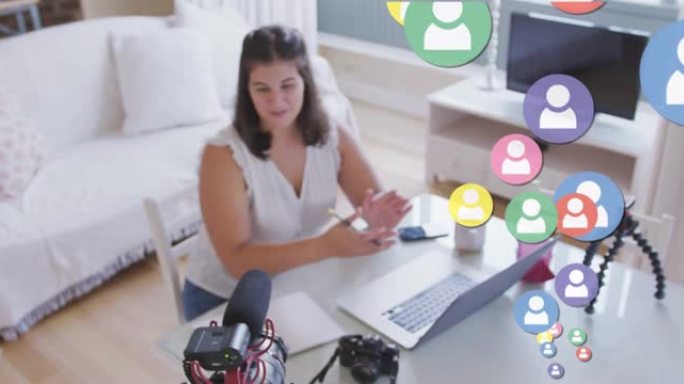 数字社交媒体人物图标在家里录制vlog的女性视频记录器上的动画
