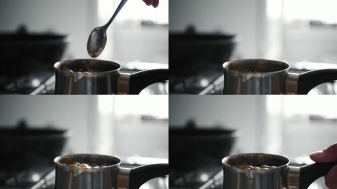 用铜制咖啡在煤气炉上煮咖啡。经营咖啡。